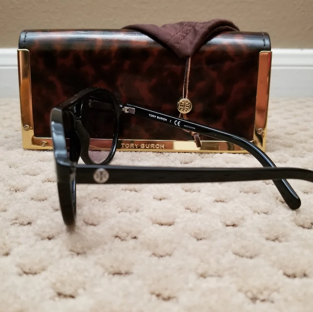 Tory Burch Aviator sunglass with cases